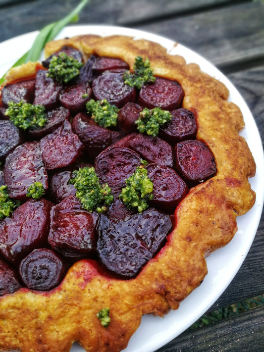 Apverstas karamelizuotų burokėlių pyragas tarte tatin